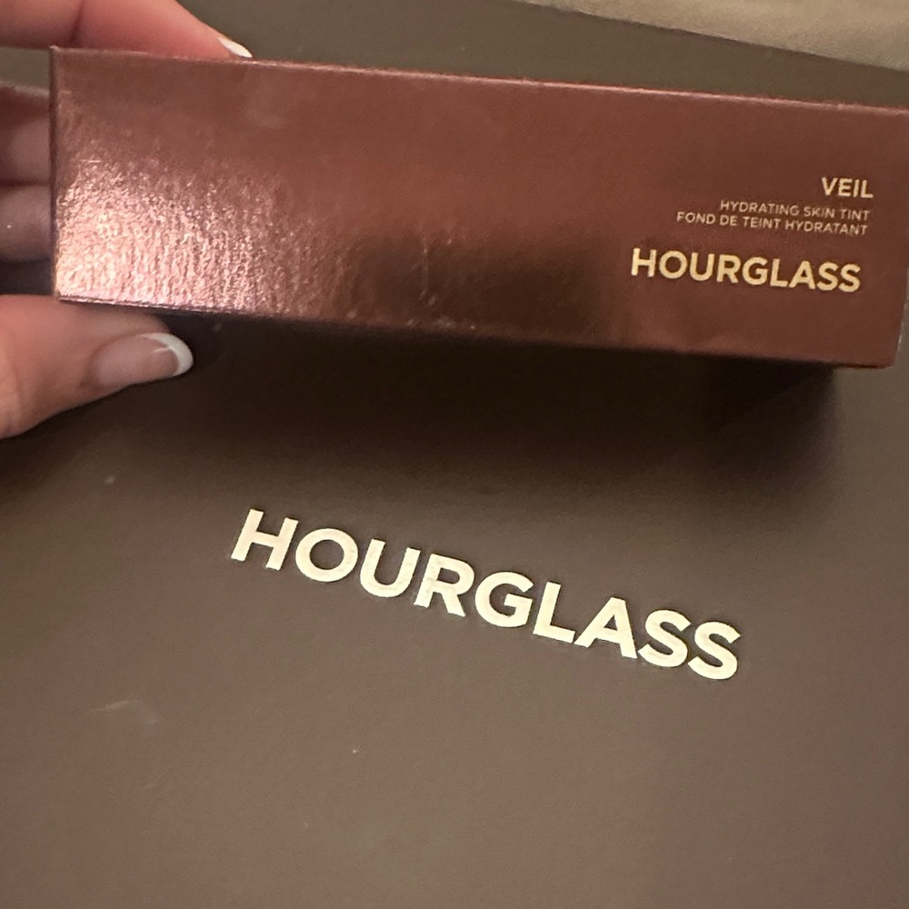 Hourglass Veil Skin Tint in #8